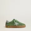 Young Super-Star in pelle scamosciata verde con stella azzurra e linguetta sul tallone
