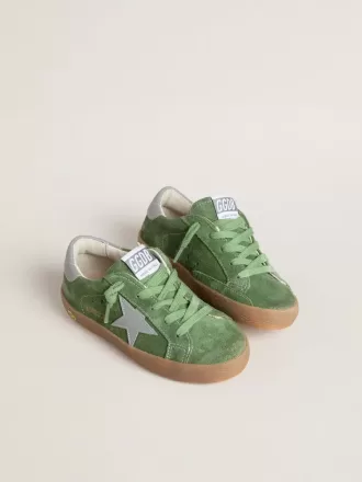 Young Super-Star in pelle scamosciata verde con stella azzurra e linguetta sul tallone