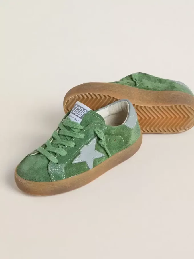 Young Super-Star in pelle scamosciata verde con stella azzurra e linguetta sul tallone